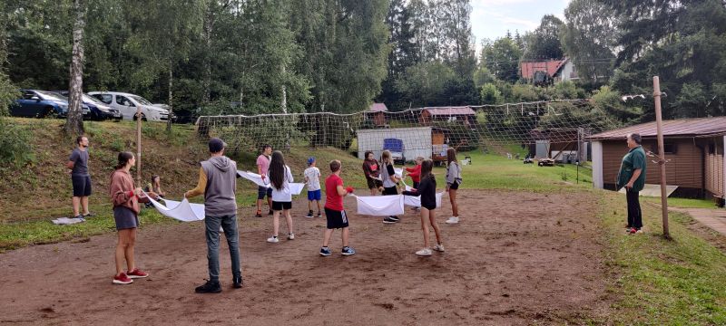 Plachtovaná – týmová hra na letním táboře